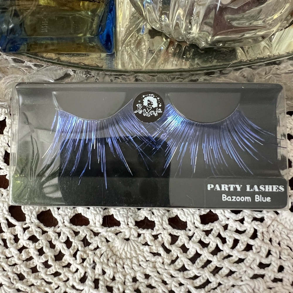 Petunia Party False Eyelashes Bazoom Blue